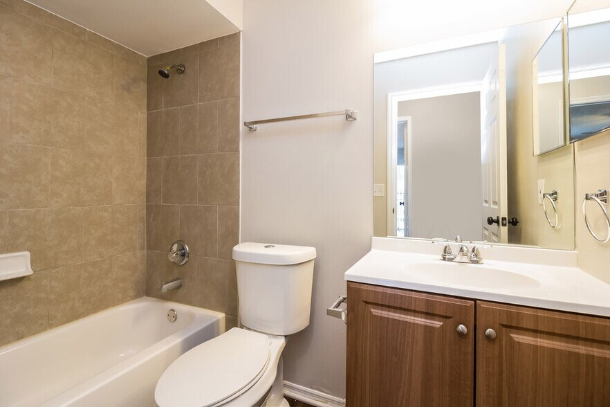 Building Photo - 105 Rock Springs Ct