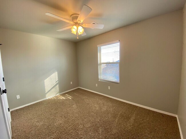 Building Photo - Split Level Yukon Duplex in Gated Communit...