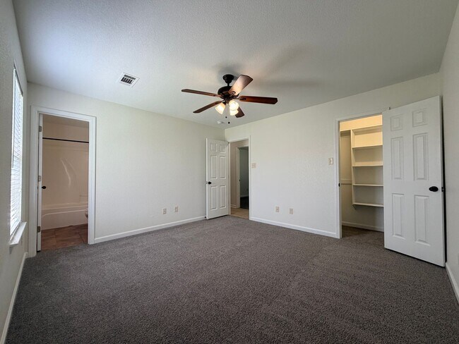 Building Photo - Affordable, Adorable & Move-In Ready!