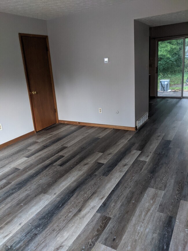 Living Room - 39 W Lincoln St