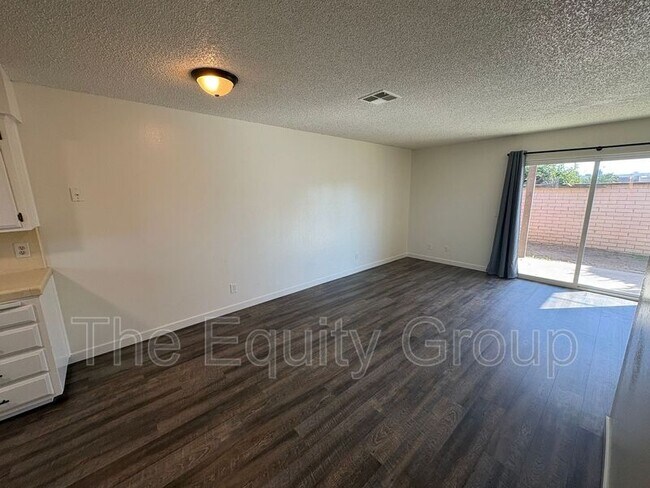 Building Photo - 2500-2504 West Chestnut Ct