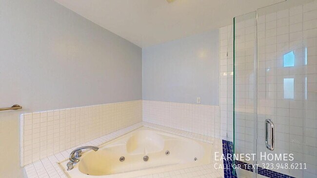 Building Photo - 4557 Haskell Ave