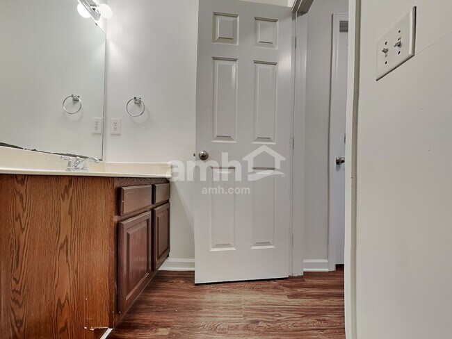 Building Photo - 204 Edgecroft Way