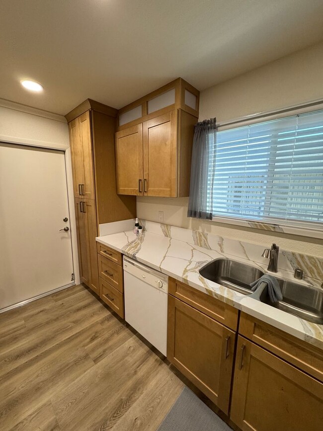 Building Photo - Beautifully Renovated 2 Bedroom Condo - Pa...