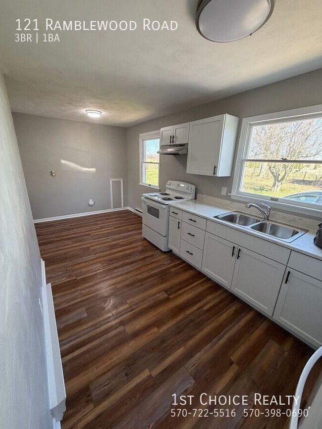 Building Photo - 121 Ramblewood Rd