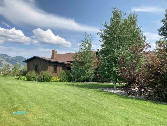 Building Photo - Stunner on Springhill