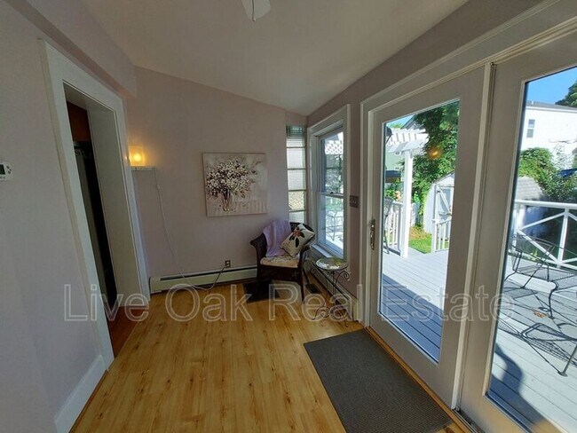Building Photo - 774 W 51st St