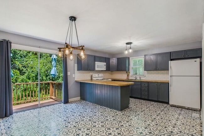 Building Photo - Charming Ranch Home with Bonus Studio & Ou...