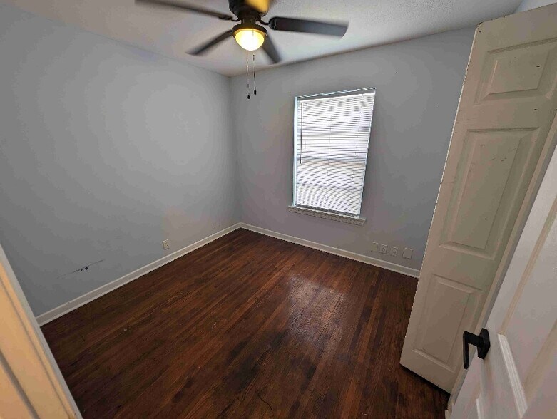 Building Photo - 339 W Bedford Ave