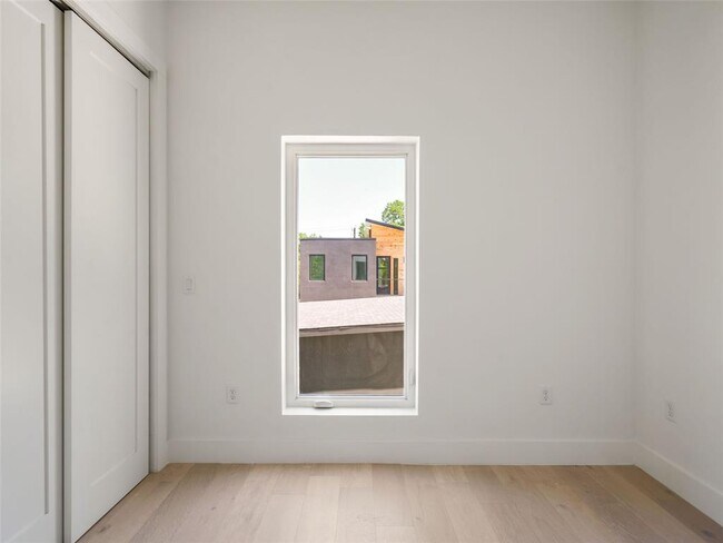 Building Photo - 2609 Davis Ln
