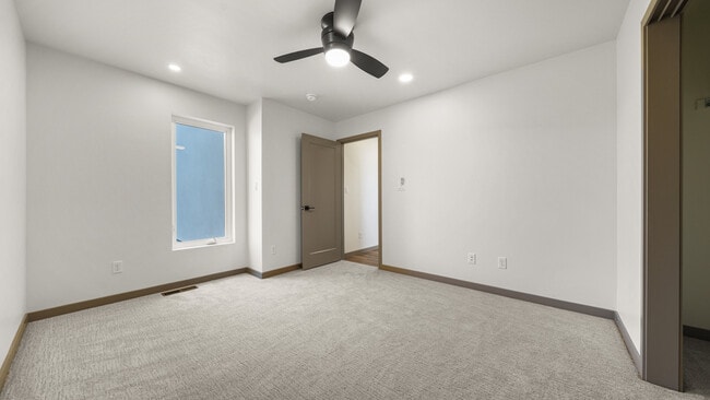 Building Photo - 353 Toms Cyn Dr