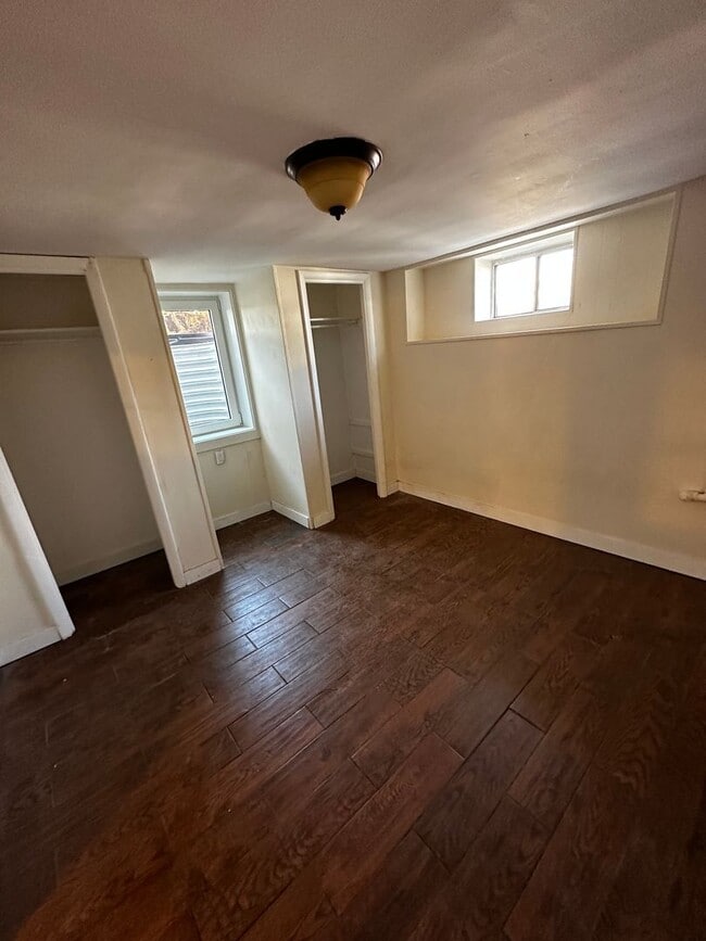 Building Photo - 2 Bed / 1 Bath Garden-Level Apartment – Available Early April!