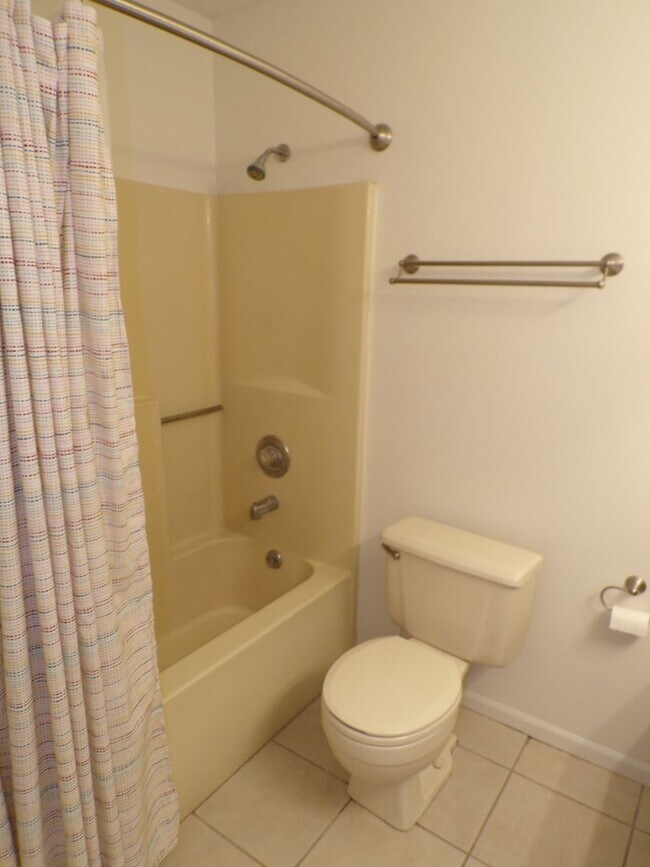 Building Photo - Nice 3 Bedroom 2 Bathroom House In South C...