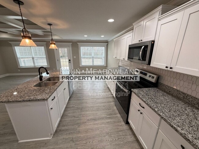 Building Photo - 3869 Doral Dr