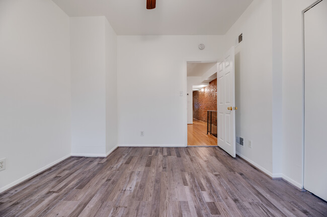 Building Photo - 2 bed/1bath Townhome on Duncan PL