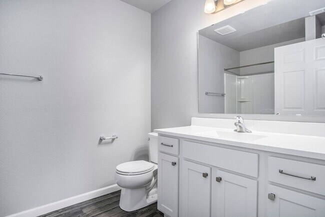 Building Photo - 15901 Cedar Dr
