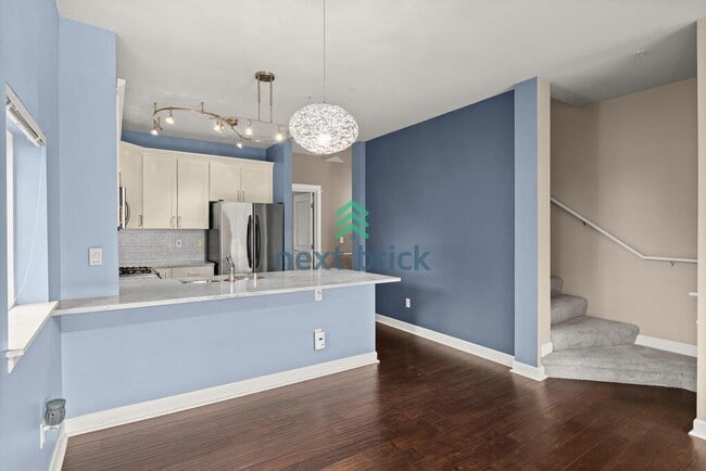 Building Photo - 3 Bed 2.5 Bath End Unit Townhome is Available for Rent!
