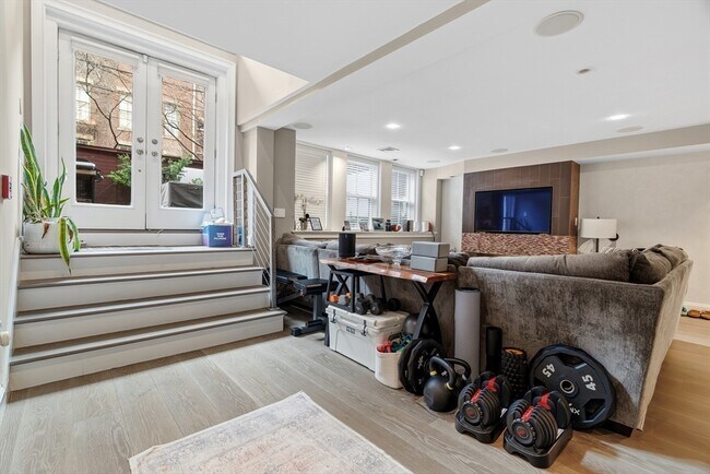 Building Photo - 98 Waltham St