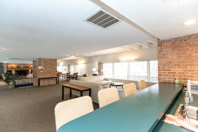 Building Photo - 2124 Pauline Blvd
