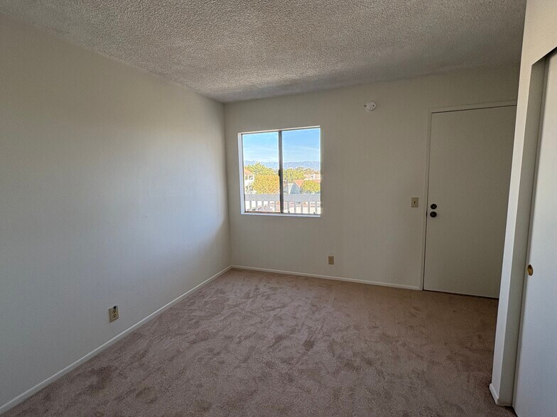 Building Photo - 263 S Ventura Rd