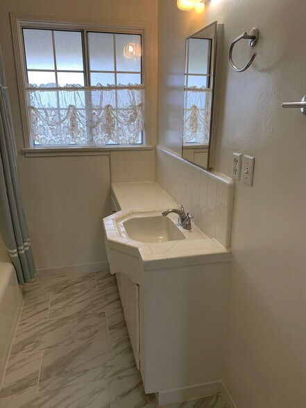 Building Photo - 253 5th Ave