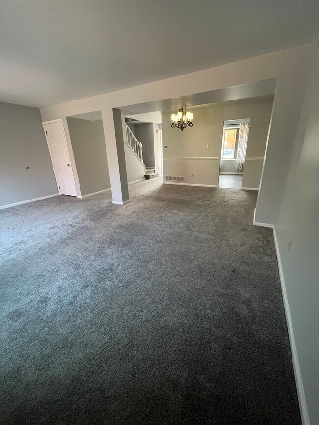 Building Photo - 3 Bd / 1.5 Bth Newtown Townhouse