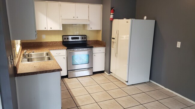Building Photo - 3 bedroom 1 bath home