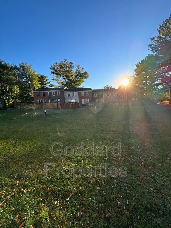 Building Photo - 8843 Hayshed Ln