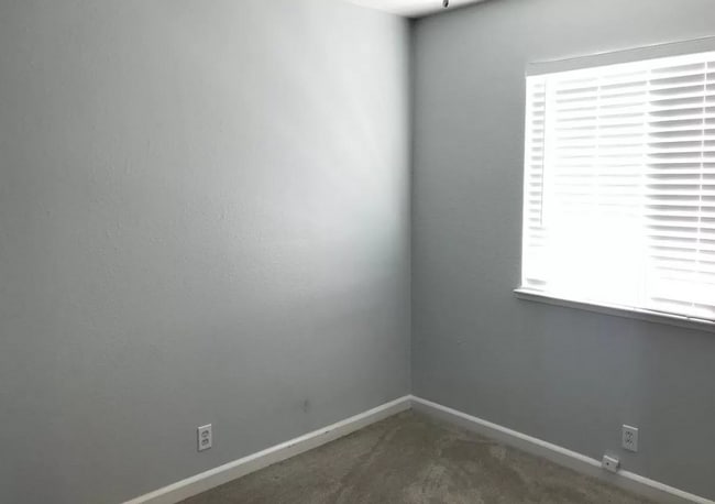 Building Photo - Close to freeway and shopping