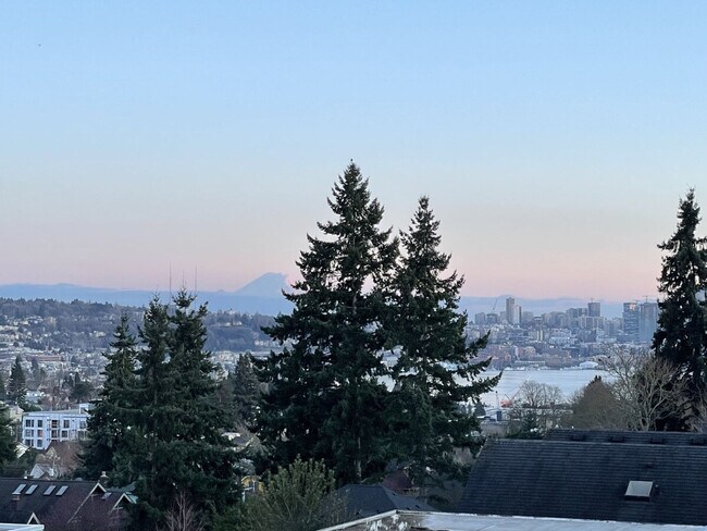 Building Photo - 4453 Aurora Ave N