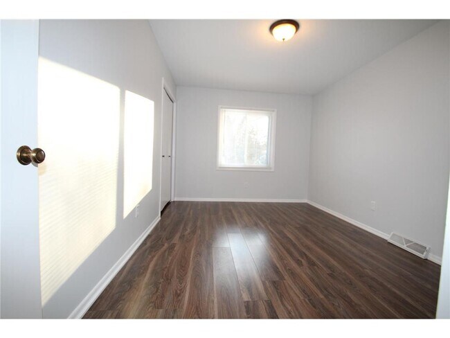 Building Photo - 5545 Shorewood Ln