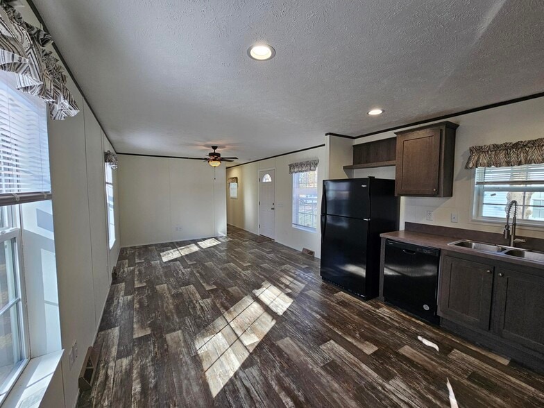 Building Photo - 244 Blossom Ln