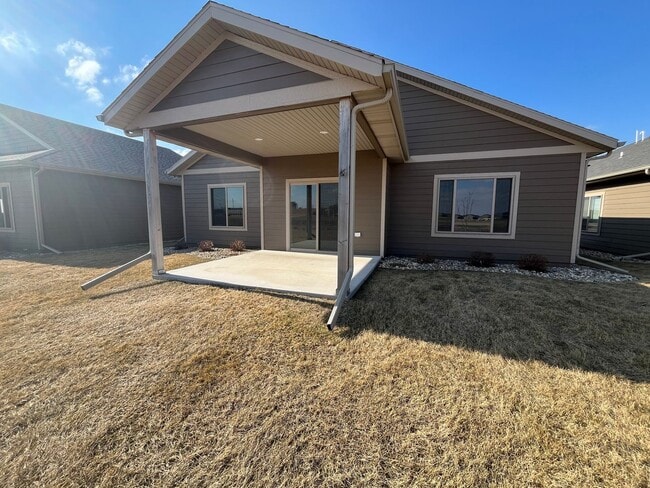 Building Photo - Spacious 2 Bed/2 Bath House with 3 Car Garage!