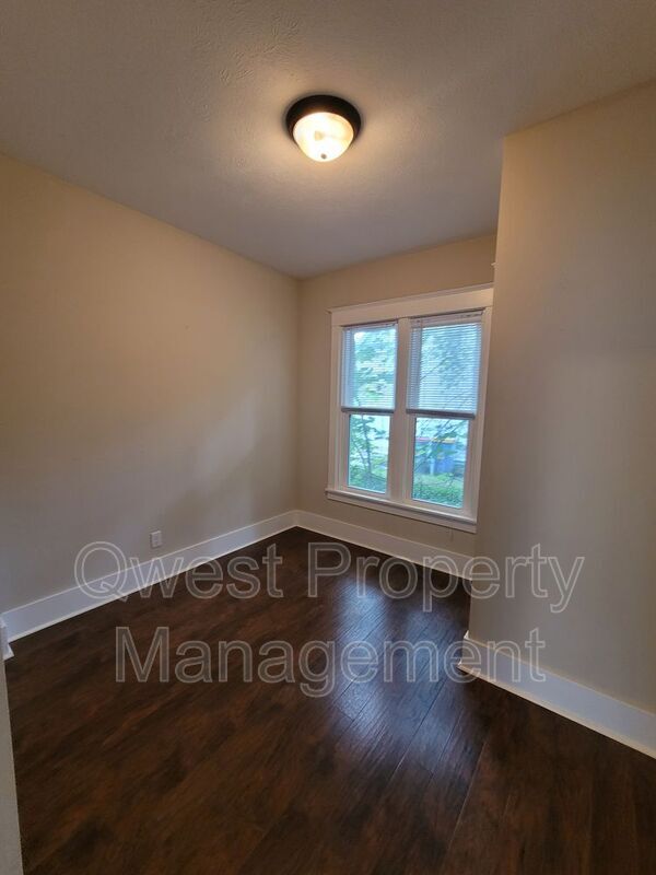 Building Photo - 932 Crescent St NE