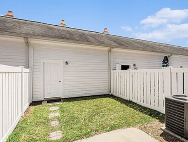 Building Photo - Market Common townhouse with garage!!