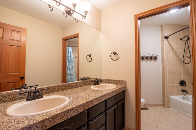 Building Photo - 4bd/2.5ba Redmond Home