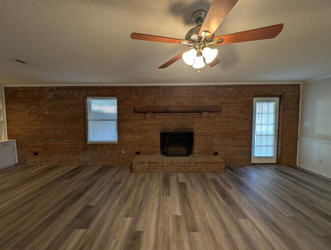 Building Photo - Gorgeous Brick 4 bedroom, 4 bathroom home located in the Farmwood community in Minthill!