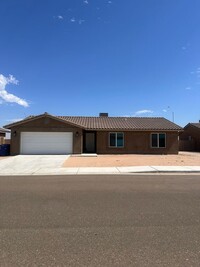 Building Photo - Fully furnished 3 bed 2 bath