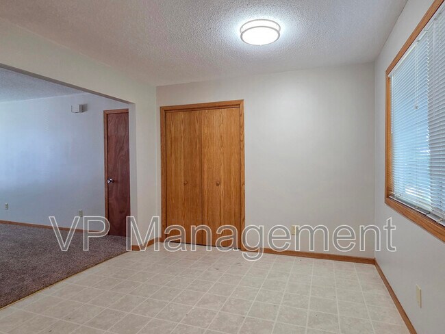 Building Photo - 19 Park Crest Ct