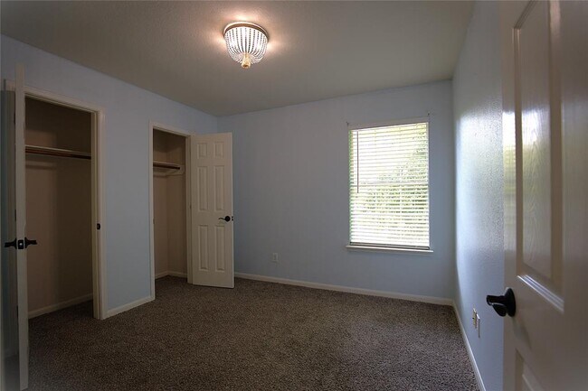Building Photo - 15215 Possumwood Dr