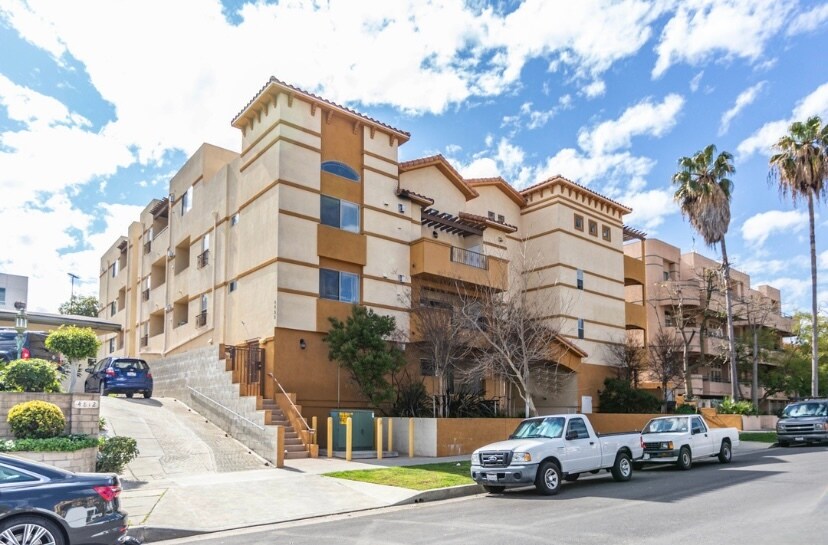 Building Photo - 4822 Elmwood Ave