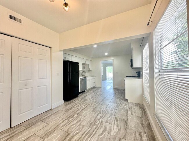 Building Photo - 122 S Bulova Dr