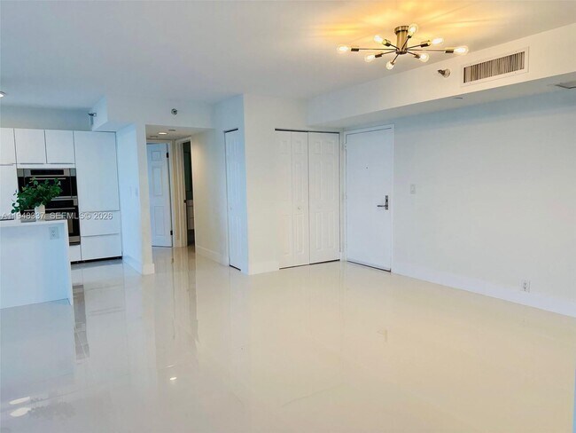 Building Photo - 19101 NE 36th Pl