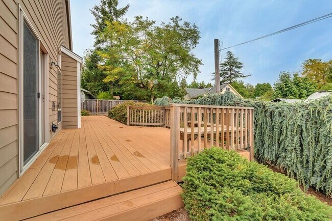 Building Photo - Move In Ready One Level Vaulted Ceiling Home Close to Pacific University!