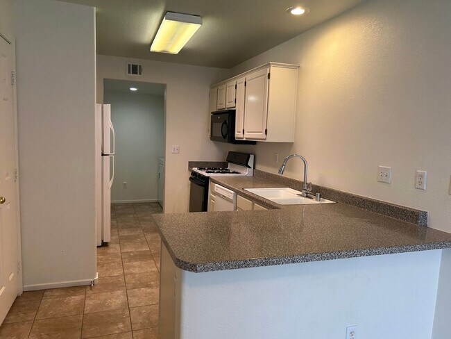 Building Photo - 2 story townhouse