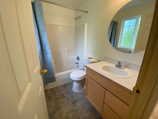 Building Photo - Quiet 3-Bed, 2.5-Bath Home with Large Backyard and Pet Friendly