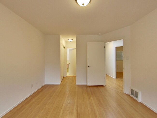 Building Photo - 4BR Home with Jaw-Dropping Views, Garage, ...