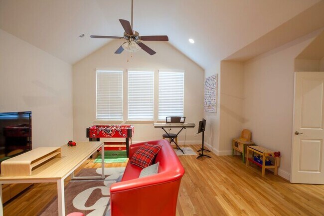 Building Photo - 1614 Thoroughbred Ln