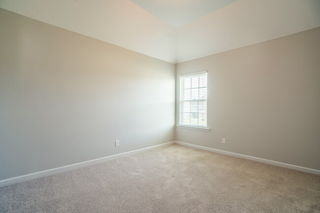 Building Photo - 647 Red Oak Ln