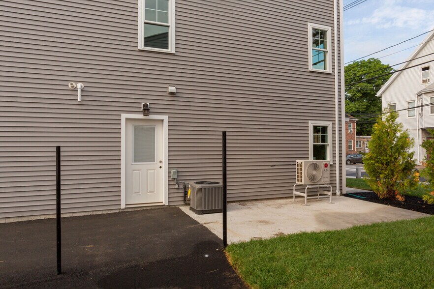 Building Photo - 63 Bacon St